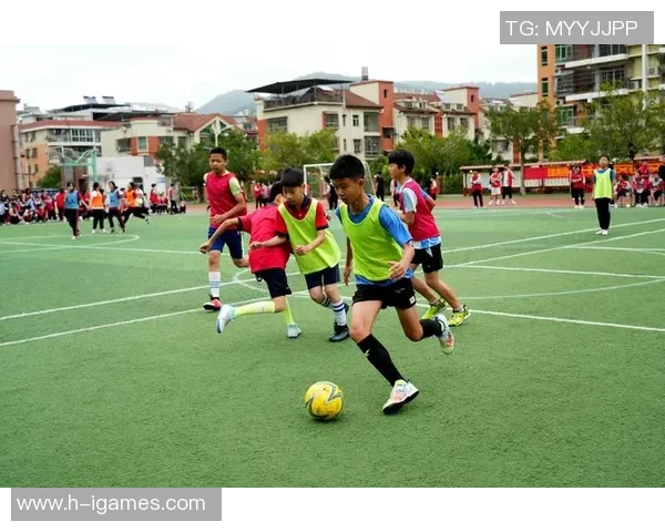 娄底六中足球队奋勇拼搏展现青春风采助力校园体育文化发展 娄底六中足球队奋勇拼搏展现青春风采助力校园体育文化发展
